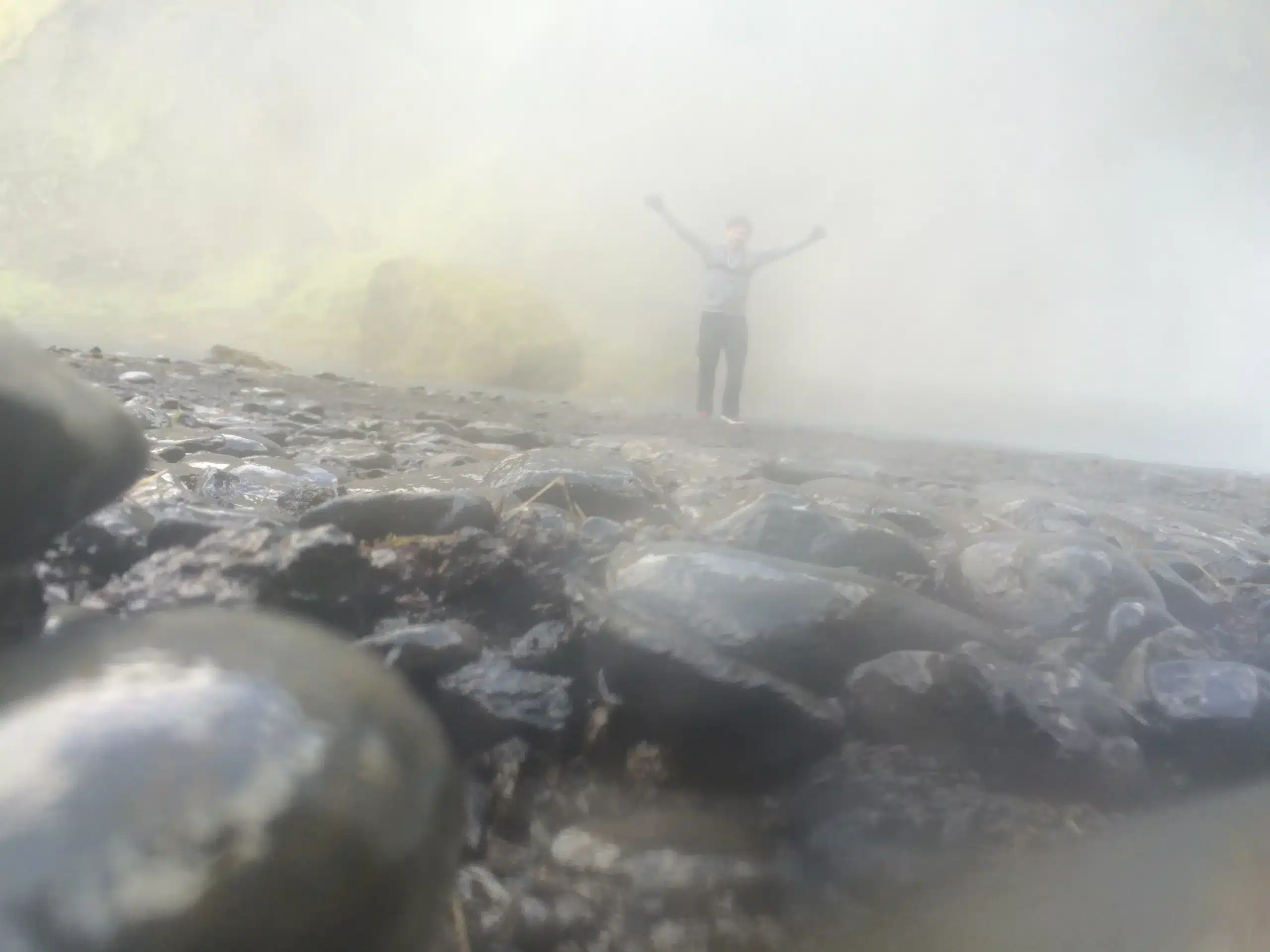 personne au bord d'une rivière gélée en islande