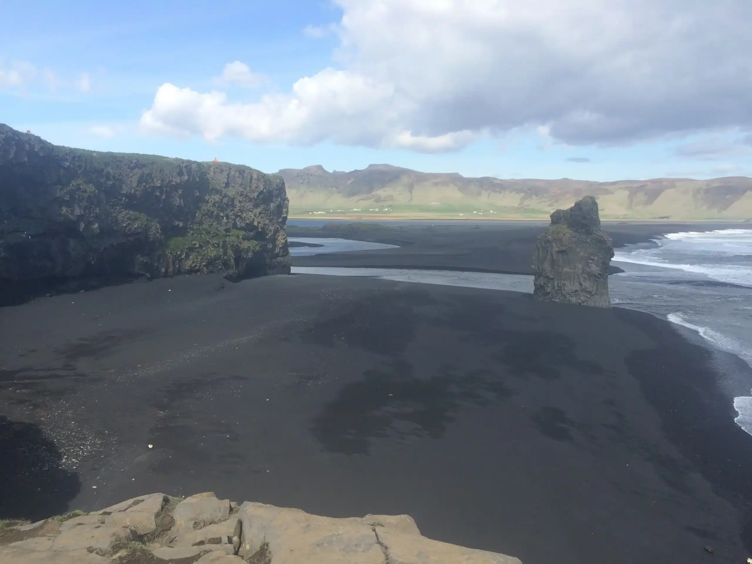 plage ensoleillée et nuageuse en islande