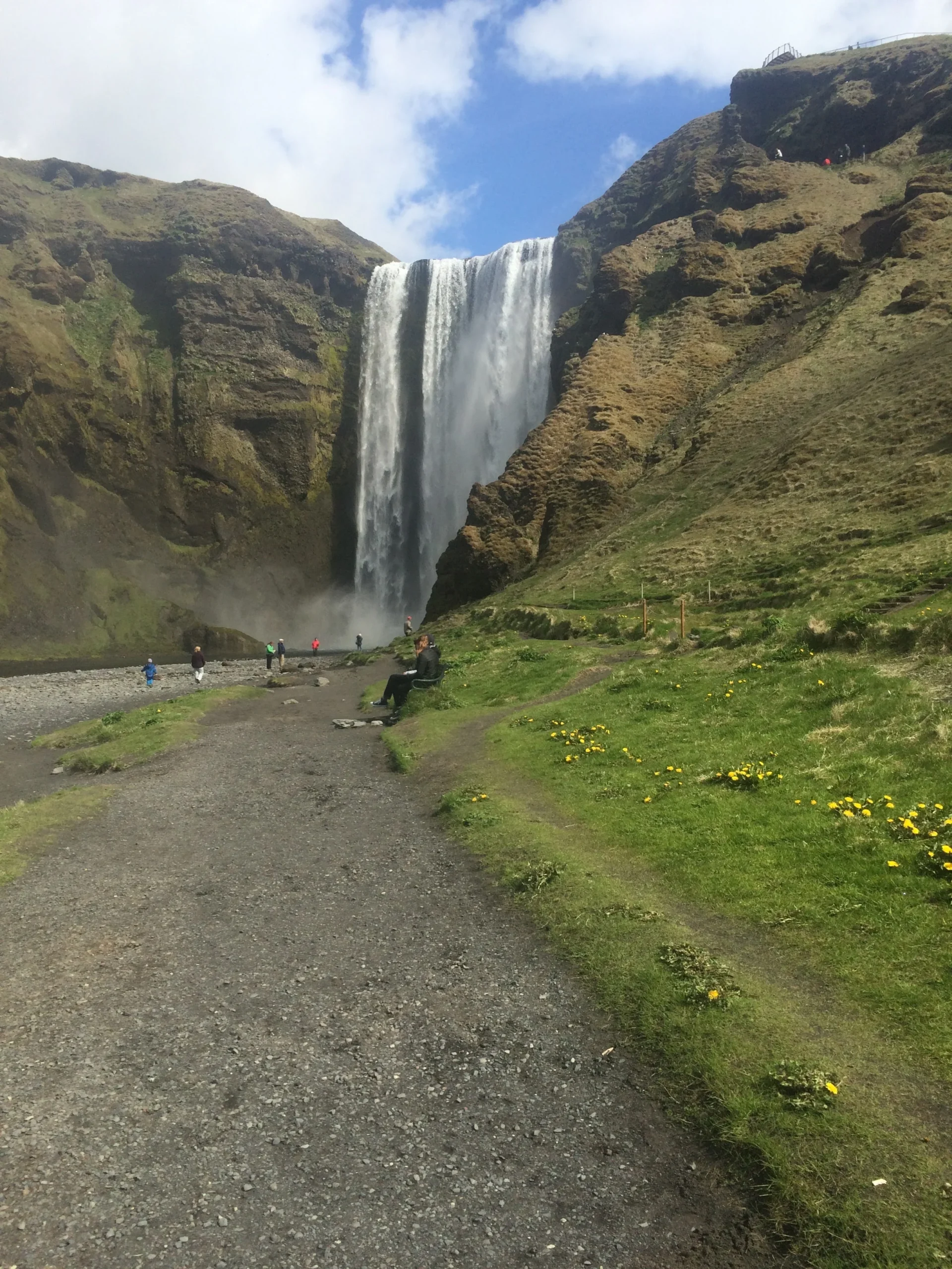 photo d'un pique nique près d'un cascade en islande